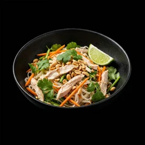 Bol noir de nouilles de riz au poulet, carotte, coriandre et arachides